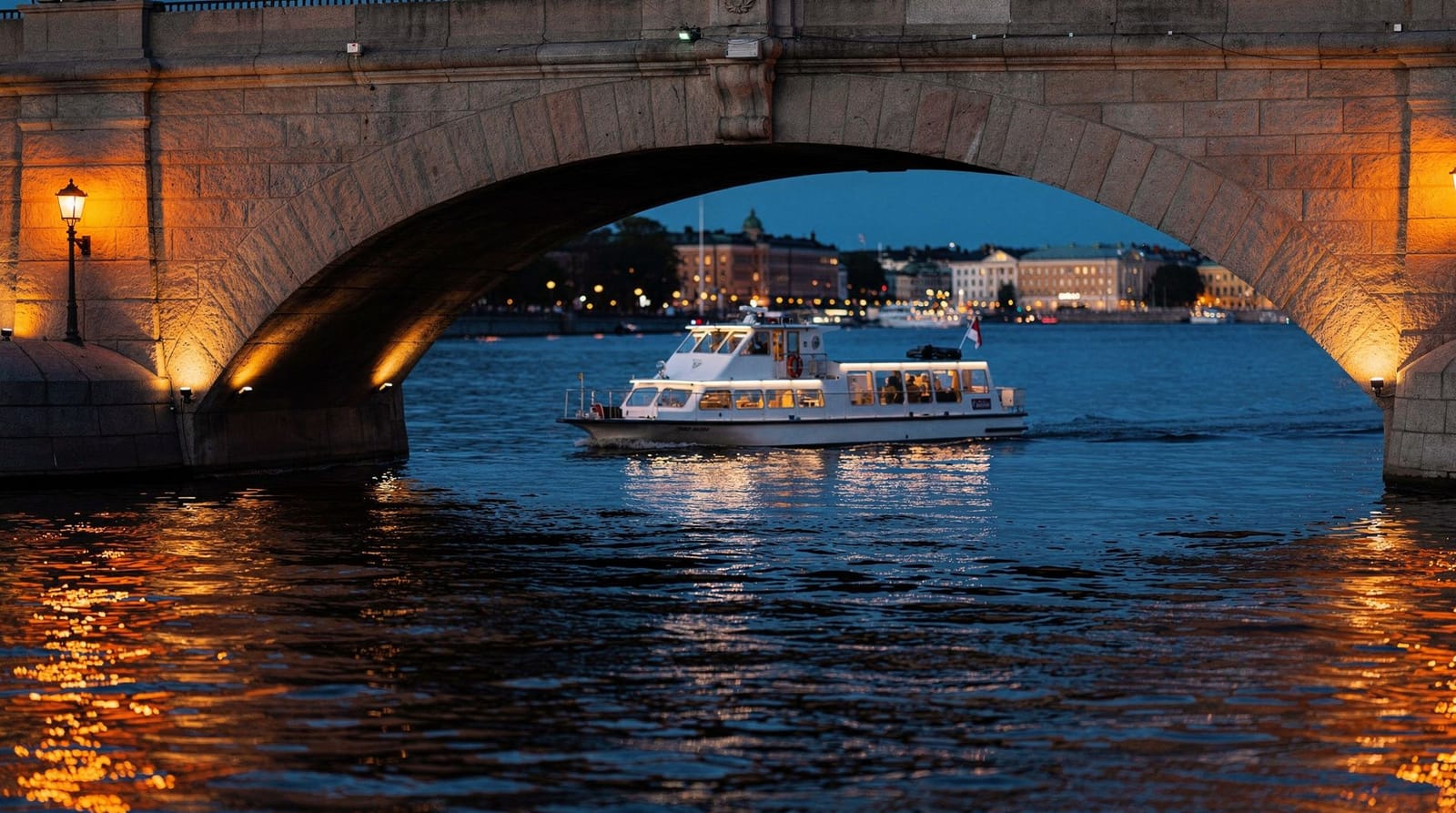 Evening cruise Stockholm: the white nights experience by boat — Guide to evening boat cruises in Stockholm: white nights from the water, best de