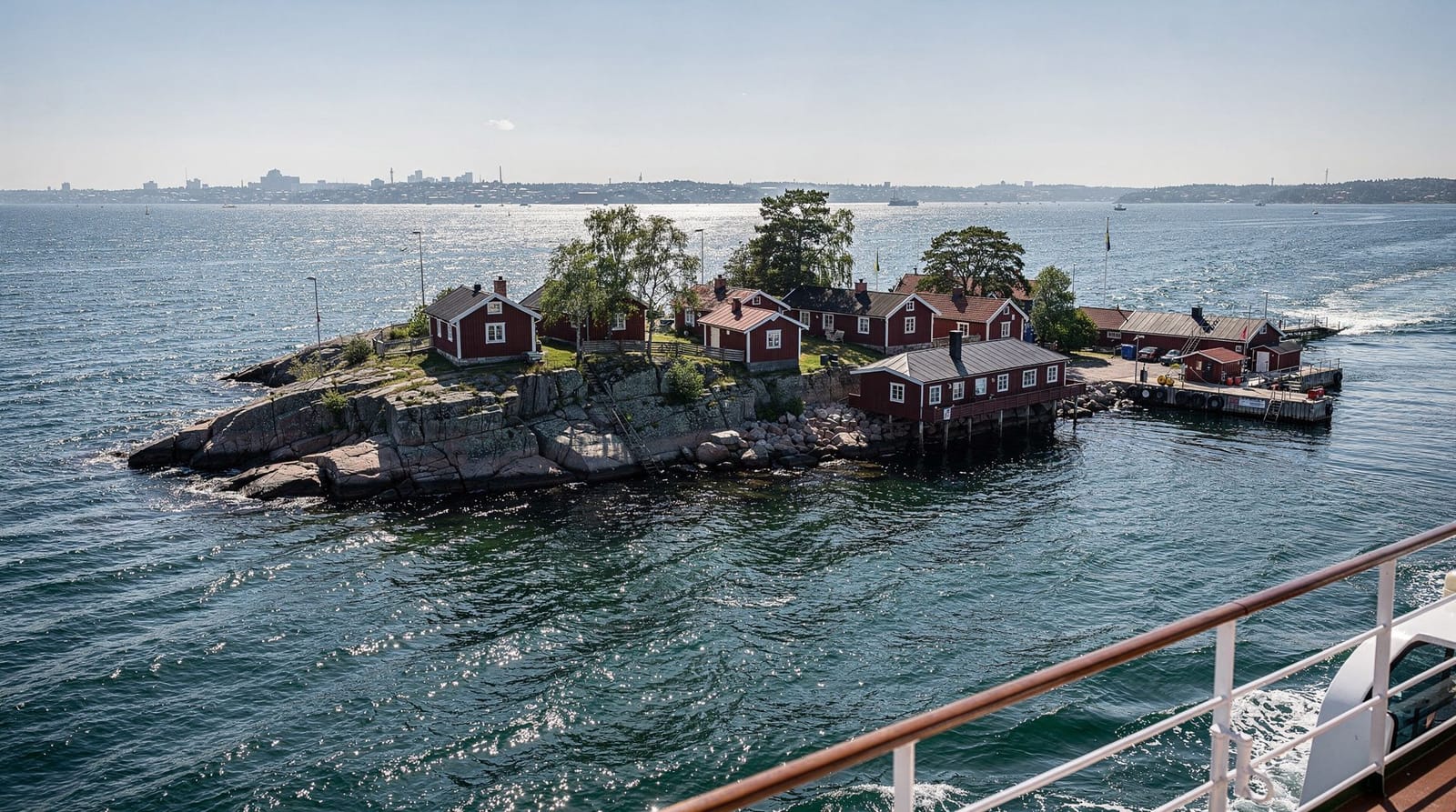 Fjäderholmarna ferry guide: Stockholm's closest archipelago island — Guide to Fjäderholmarna: ferry from Slussen or Nybroplan (20 min), what to do on