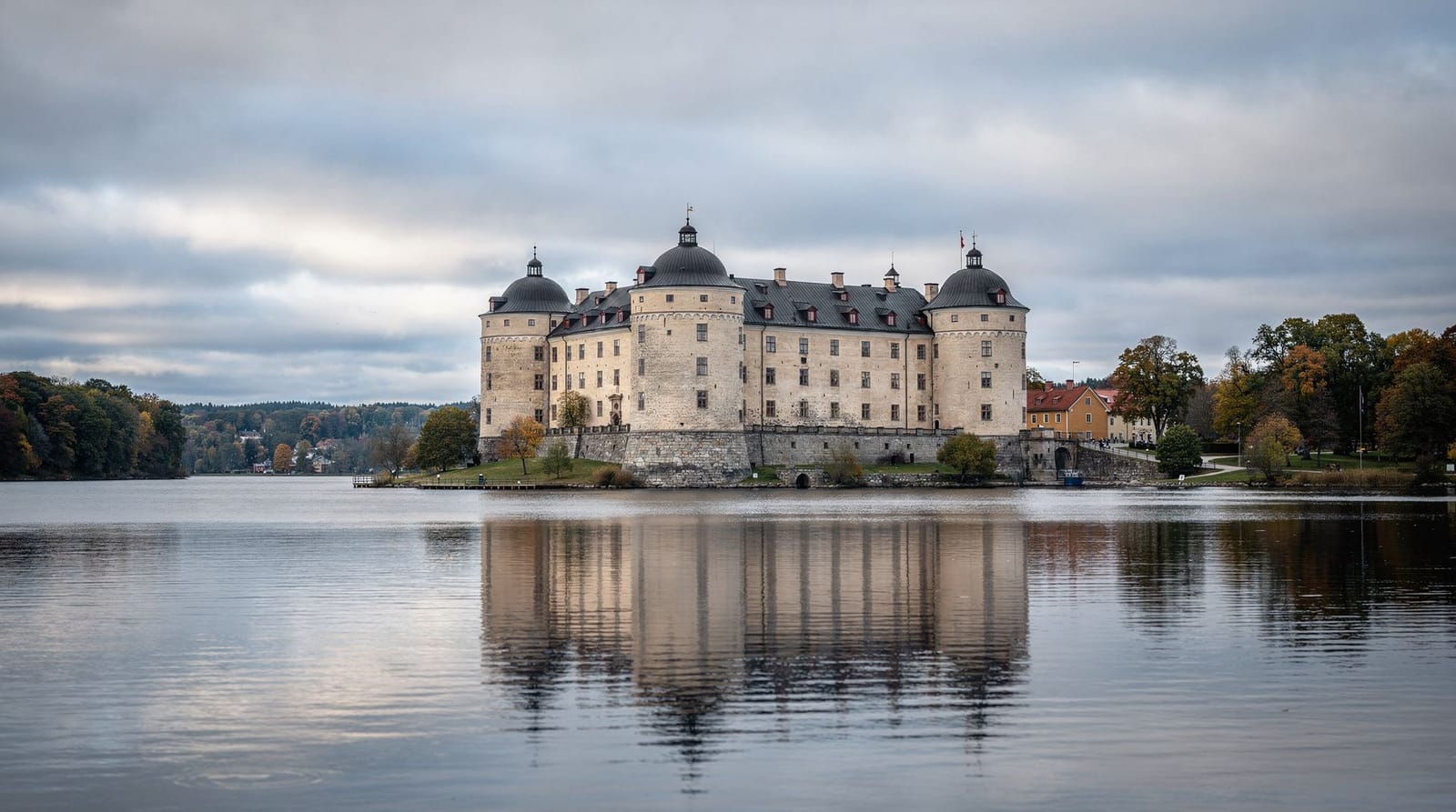 Gripsholm Castle guide: Sweden's National Portrait Collection in Mariefred — Guide to Gripsholm Castle in Mariefred: 1537 Gustav Vasa fortress, Sweden's Nati