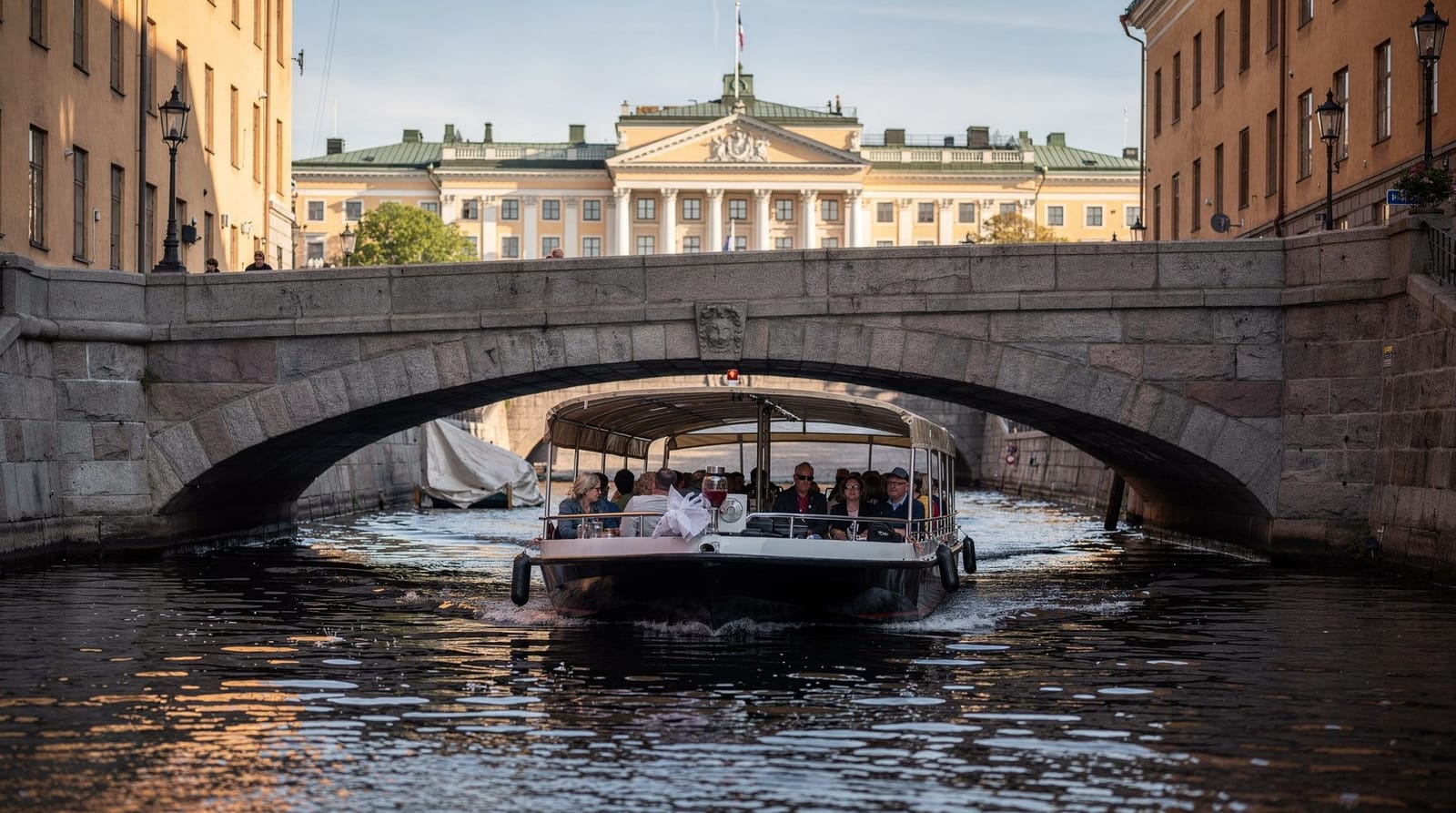 Stockholm: Royal Bridges canal boat tour